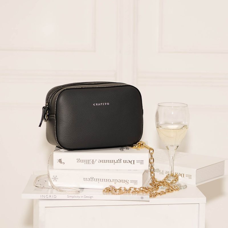 CRAFSTO（クラフスト）の「Mushroom Leather Travel Pouch（Smartphone Accessories）」