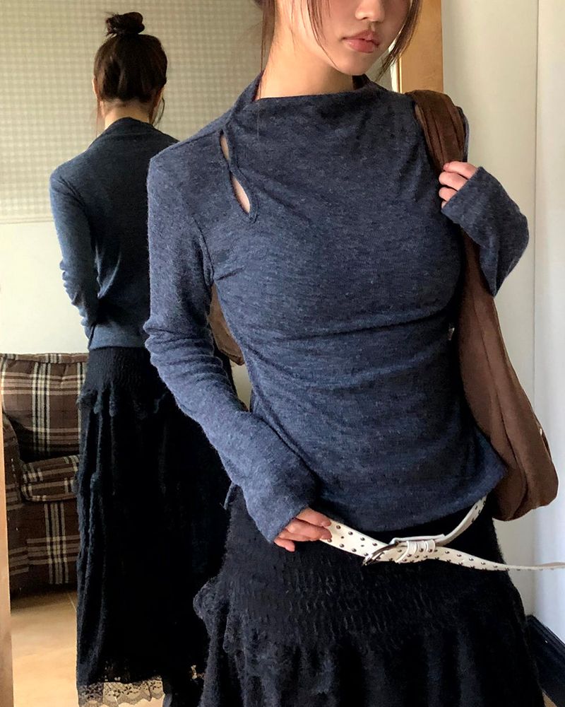 Peulha Slit Mock-Neck Long-Sleeve Tee