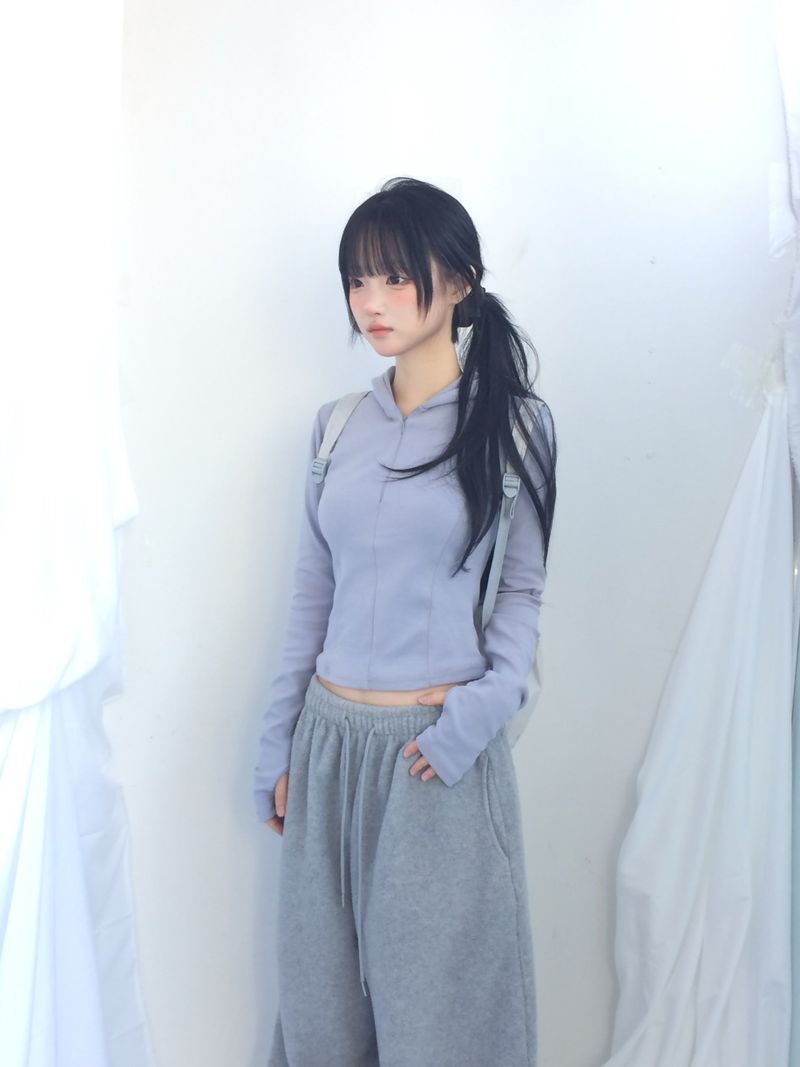 ner.ui.bin（ノエビン）の「フィンガーホールラインフードハーフジップアップ（トップス）」