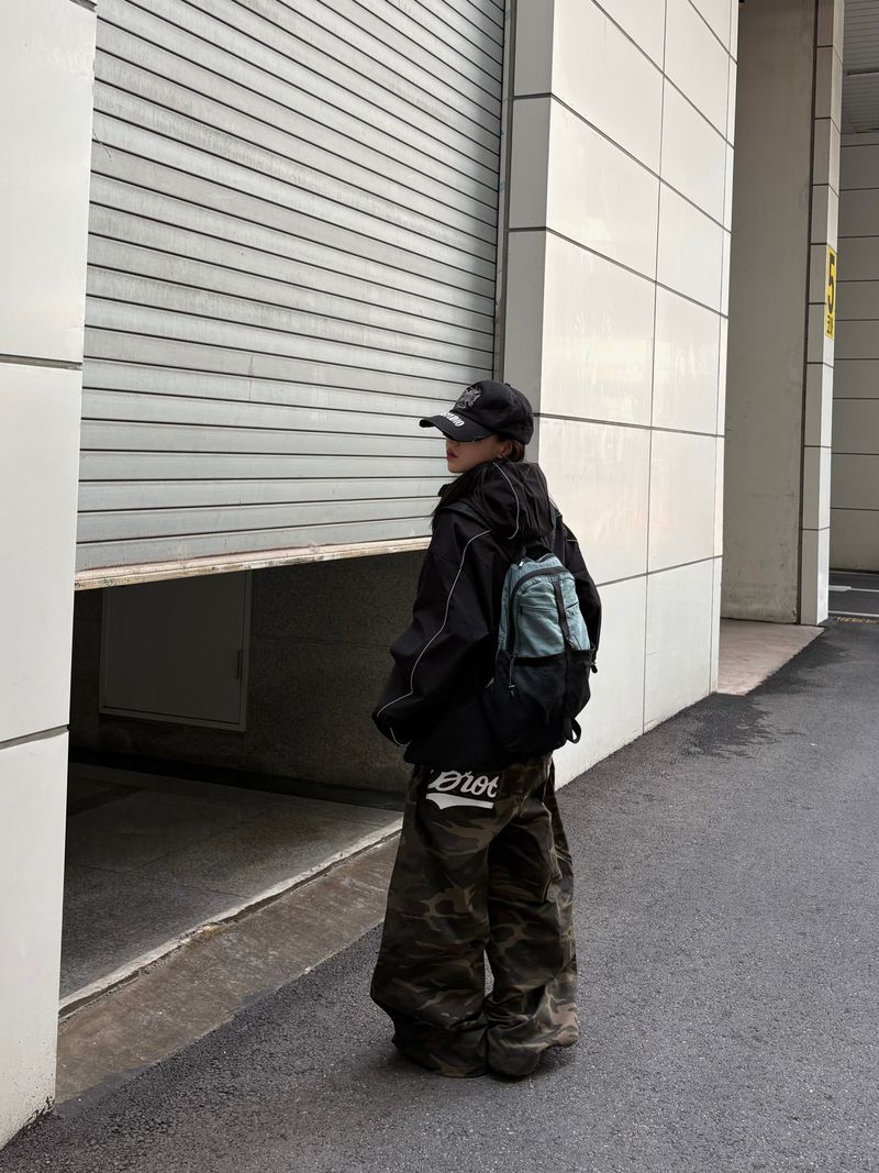 dual pocket mesh backpack