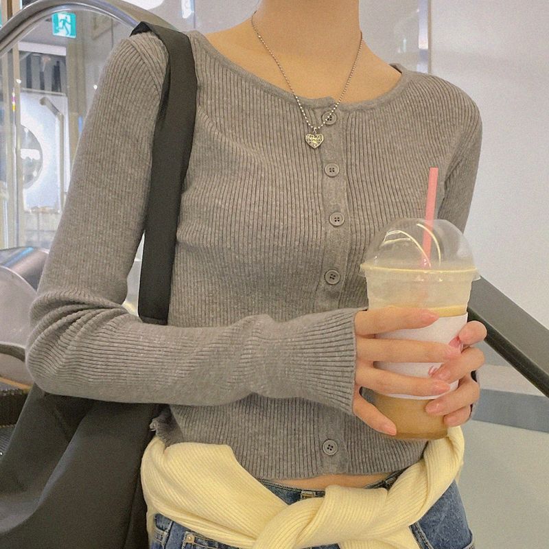 natural mind（ナチュラル マインド）の「Connie V-neck Round Cropped Cardigan（Tops）」