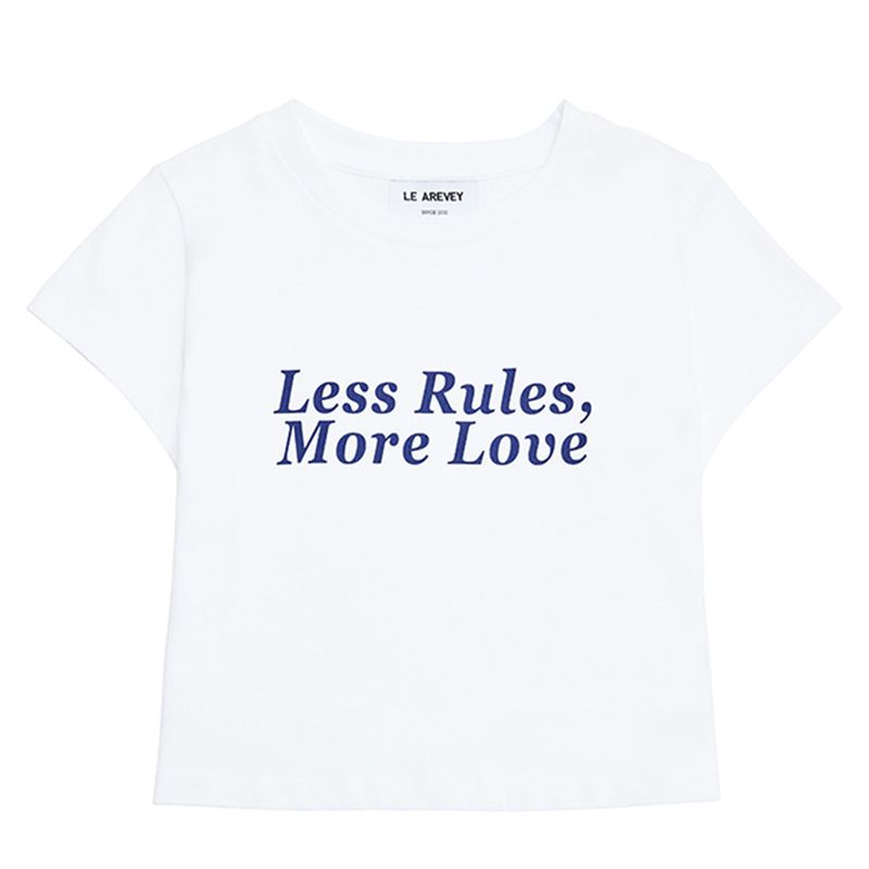 LE AREVEY（アルヴェイ）の「LESS RULES MORE LOVE CROPPED WHITE / NAVY [WOMAN]（Tops）」