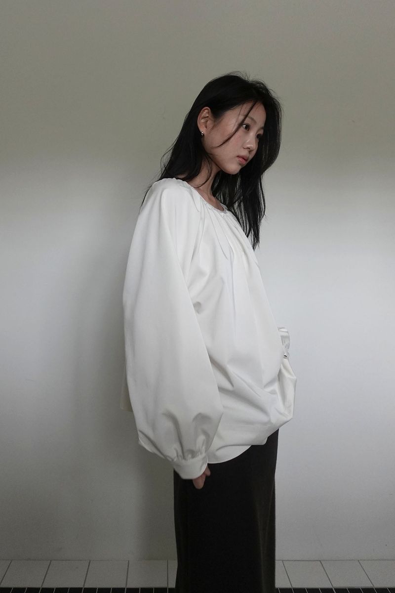 m.o.k（モク）の「plenty shirring blouse (2C)（Tops）」