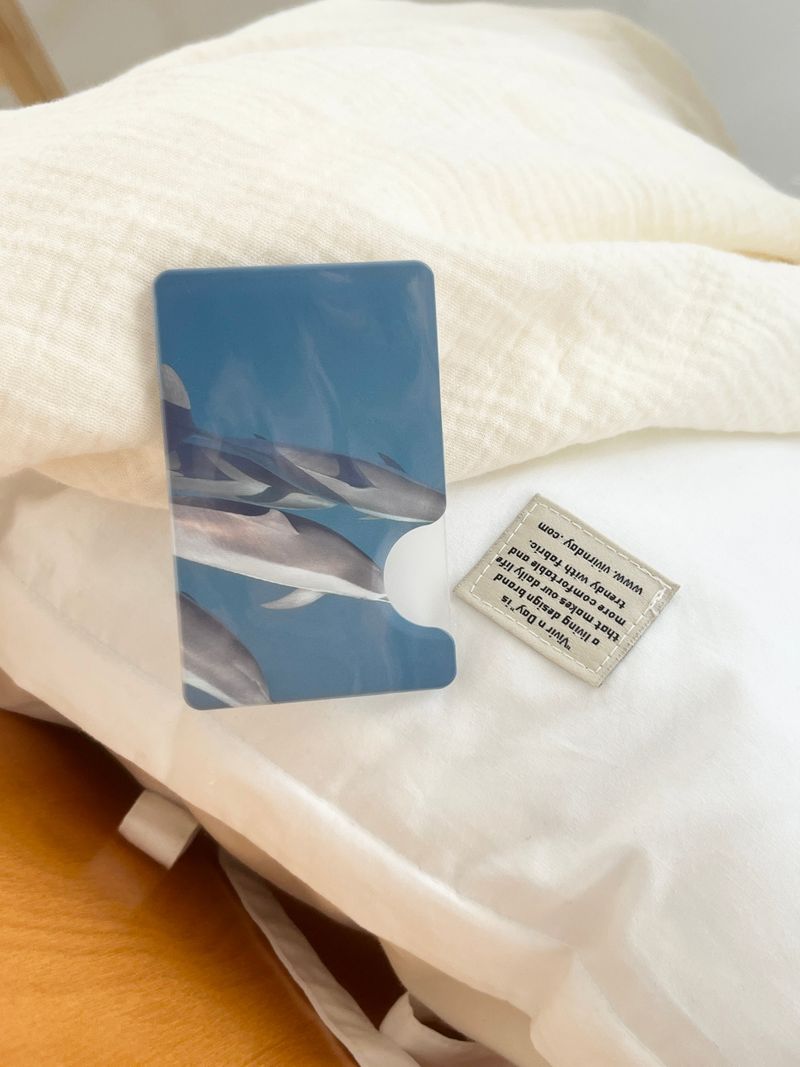[swimmers in the sea magsafe cardslot]