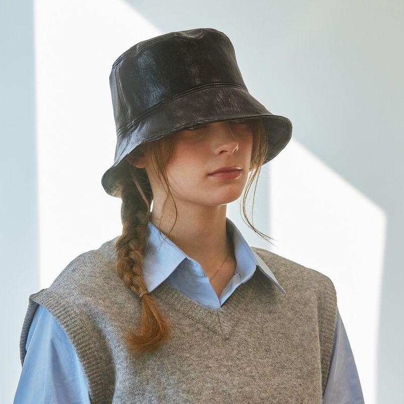 VA Cubic Stud Veganleather Drop Bucket Hat / Black