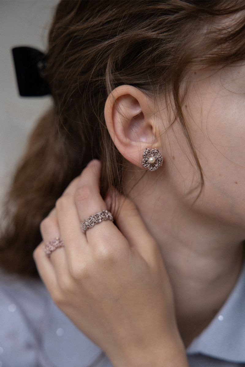 Gleaming knit flower earring (Mocha)