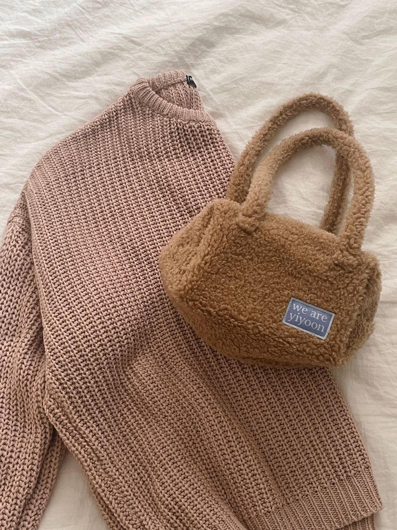 Handy pouch (furry peanut)