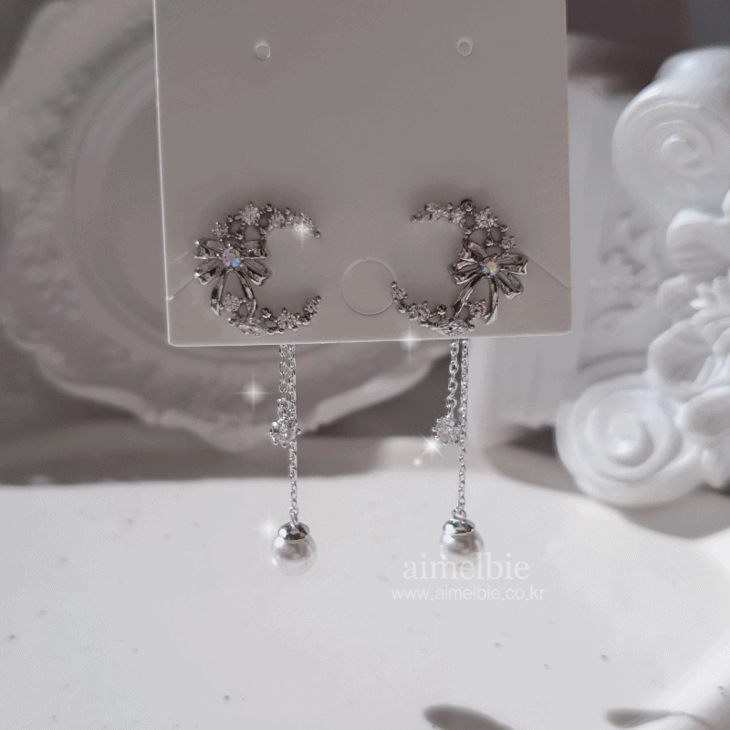 aimelbie（アイメルビー）の「ディンティーリボンムーンイヤリング（アクセサリー）」