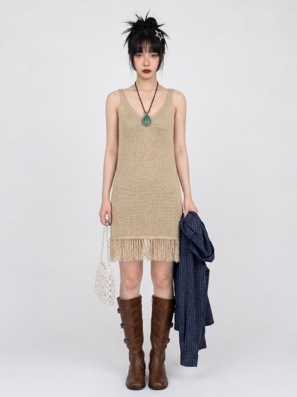 VIVIC（ビビク）の「FRINGE-HEM KNIT V-NECK DRESS IN BEIGE（Dresses）」