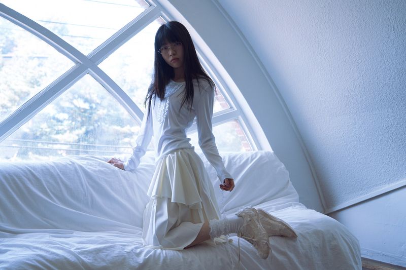 cream u-neck long sleeve_white