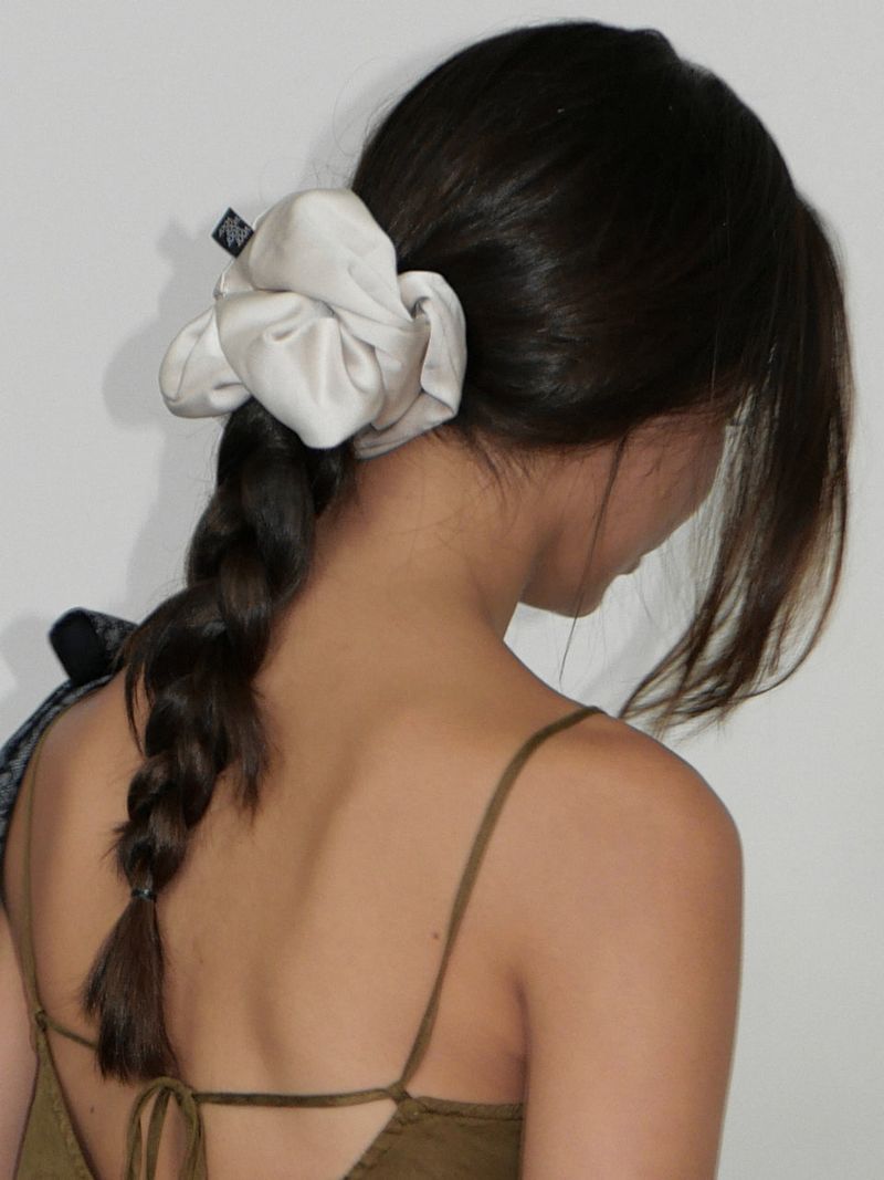 VOOR（ボル）の「ベーシックサテンシュシュ_ラージ_ベージュ（ヘアアクセサリー）」