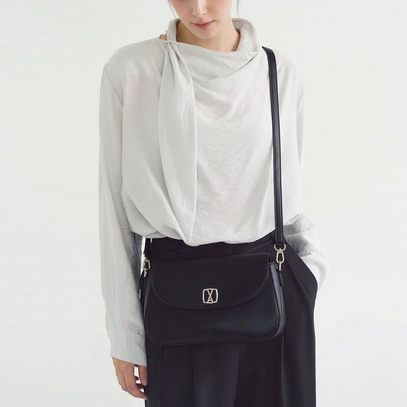 VARZAR（バザール）の「Senoir Flap Cross Bag Small Black（Bags）」