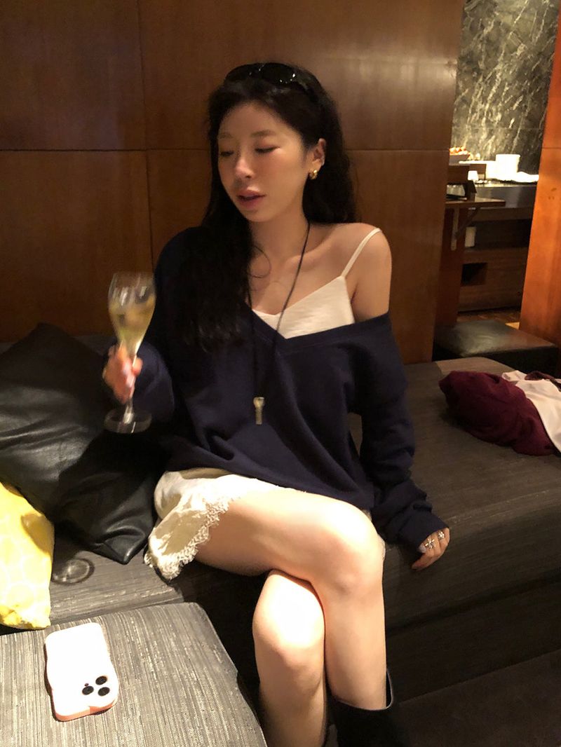 [MADE] TA DEEP V-NECK SWEATSHIRT
