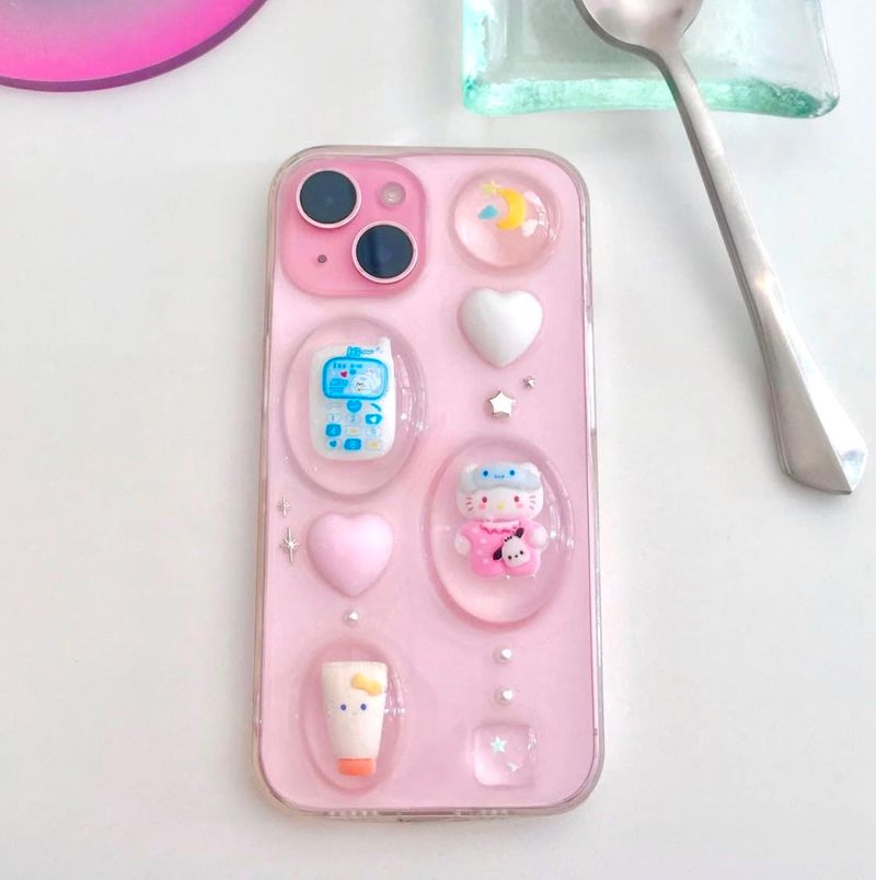 dangdoroom（ダンドルーム）の「[MADE] ナイトルーティーンキティレジンケース（スマホグッズ/小物）」