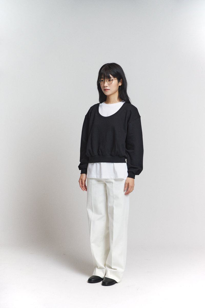 U-neck crop sweatshirt / Black