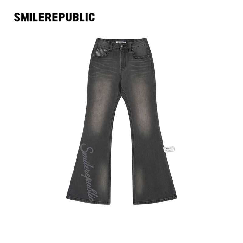 SMILEREPUBLIC（スマイルリパブリック）の「ウォッシュドブラックストレッチコットンロゴグラフィックマイクロフレアジーンズ（パンツ）」