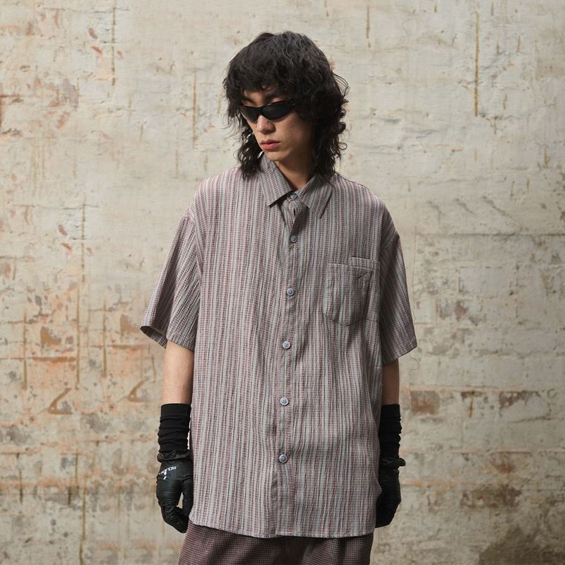 RELABEL（リレーベル）の「RELABEL 24SS ‘Commuter’ フィックスドウィーブ2色クラッシュストライププリーツハンドプリーツ半袖シャツ（トップス）」