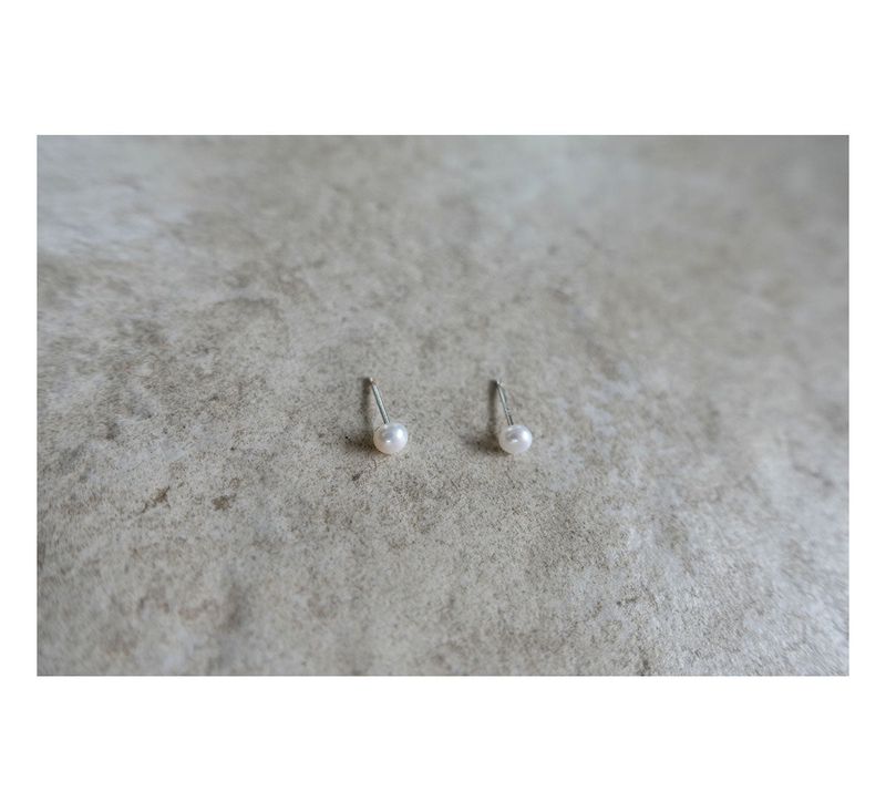 Tiny flat pearl earrings (silver925)