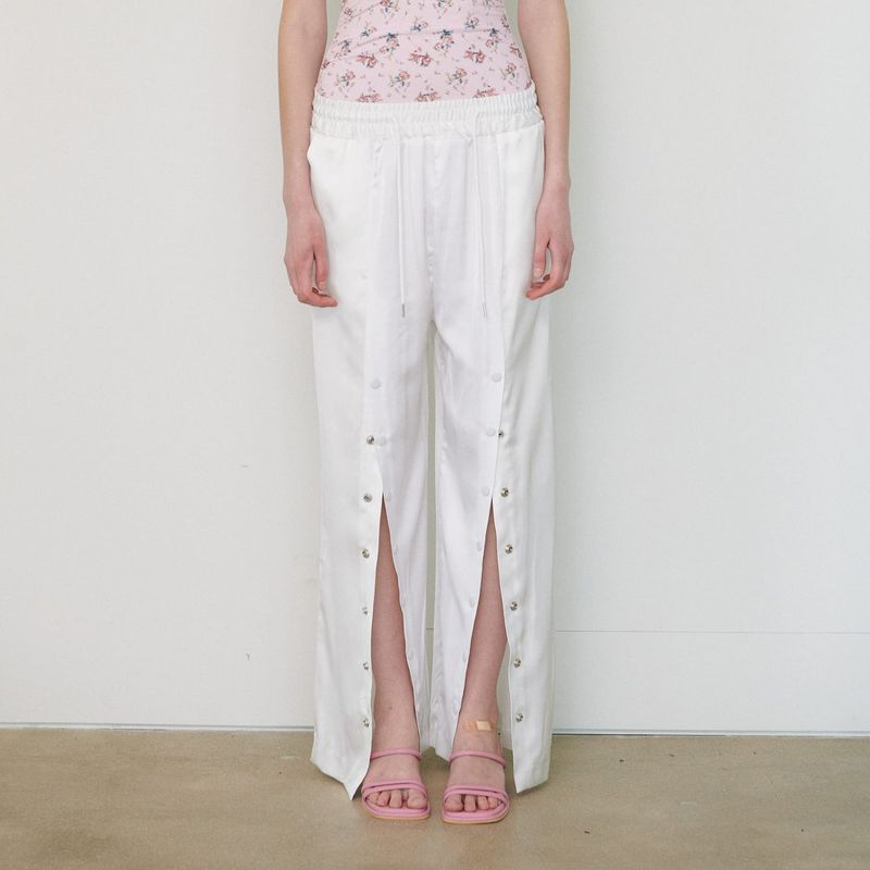 MOIFAIRE（モイフェア）の「 BUTTON SATIN PANTS, IVORY（Pants）」
