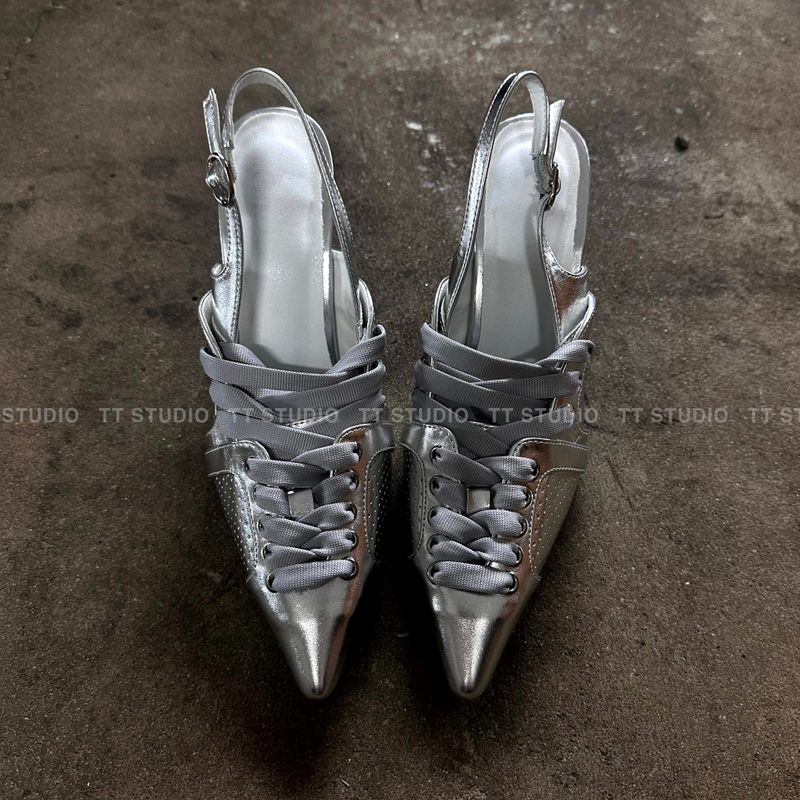 Sneakers point heels