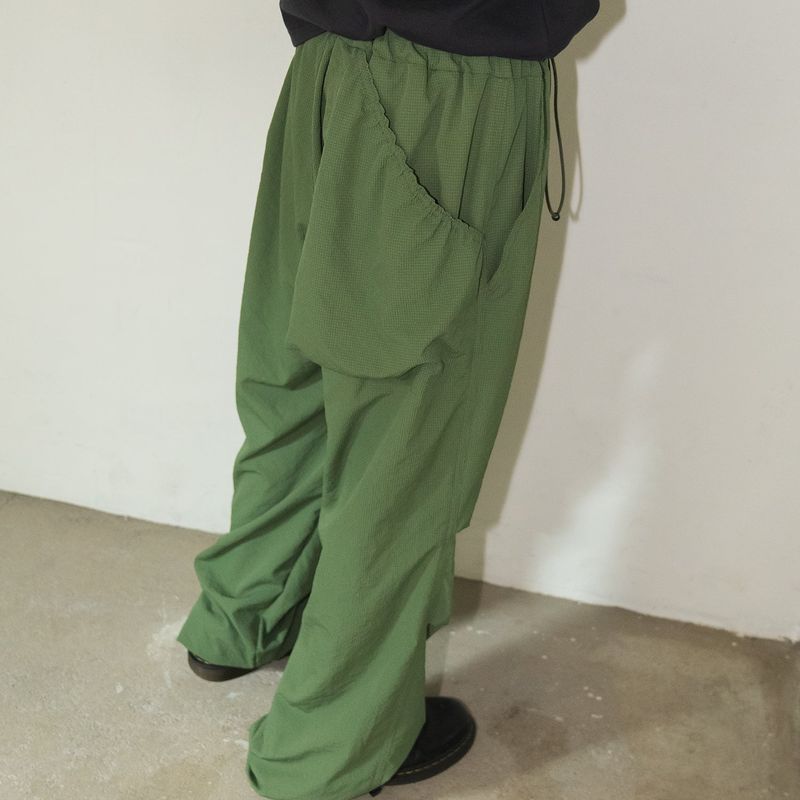 Packable parachute cargo pants / Evergreen