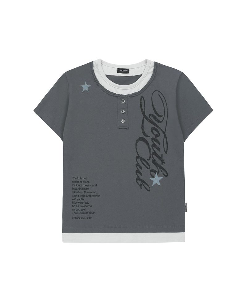 ODDSTUDIO（オッドスタジオ）の「カットオフ スター レイヤード ヘンリーネック グラフィックTシャツ ライトチャコール（トップス）」