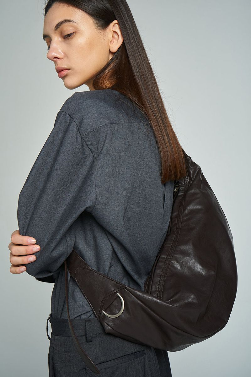H-Buckle Banana Leather Bag (brown)