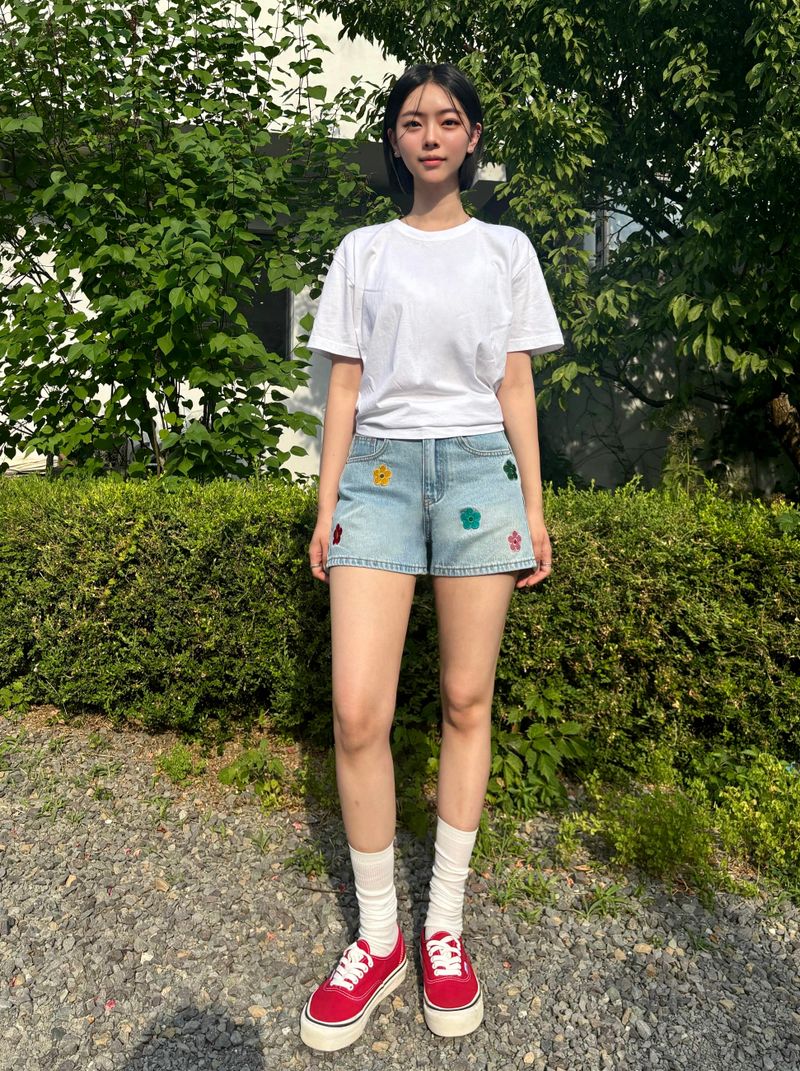 FLOWER EMBROIDERY LIGHT BLUE DENIM SHORTS code 18201