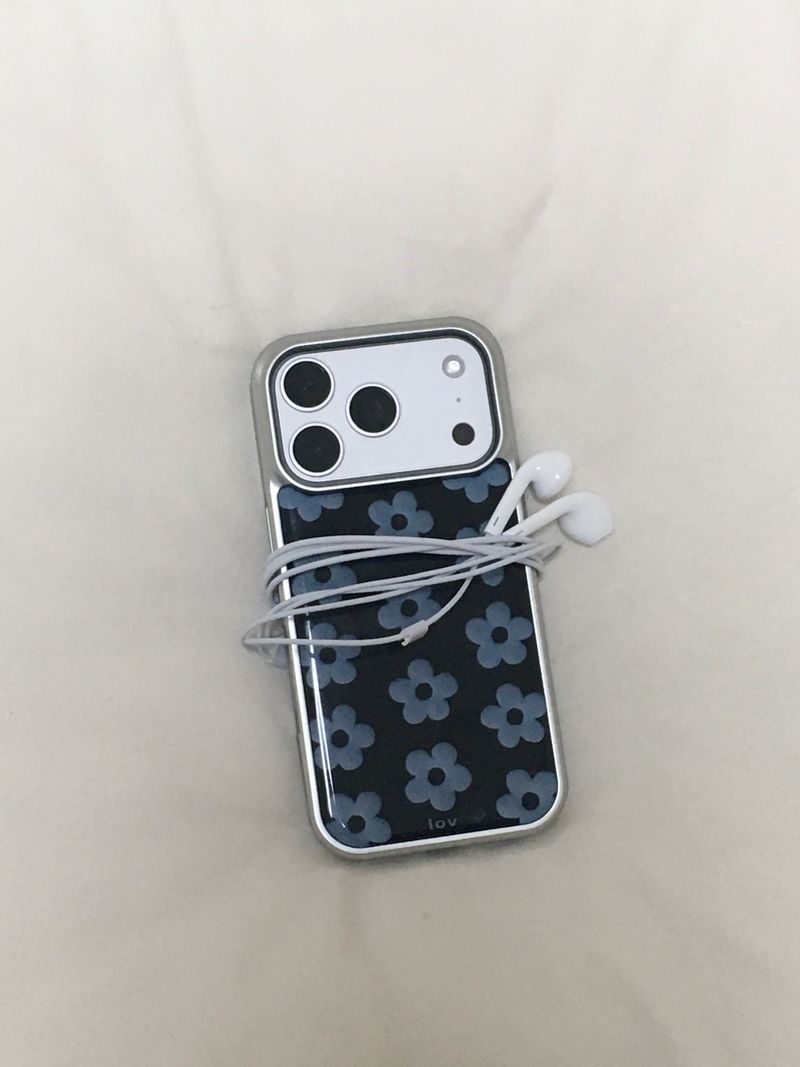 lovinhere(ラビンヒア)の「Fluffy Epoxy Silver Case(Smartphone Accessories)」