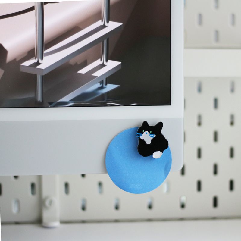 Magnet tuxedo cat