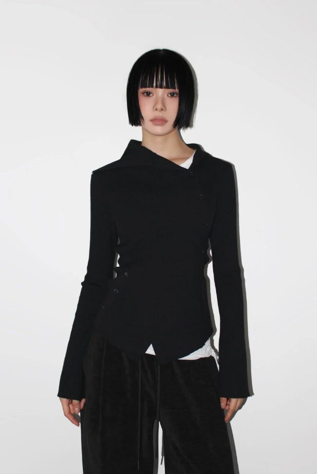 AAKE(アケ)の「DIAGONAL BUTTON TURTLENECK KNIT(Tops)」