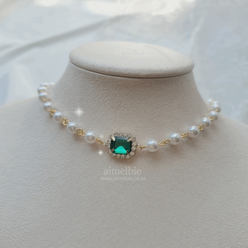 Emerald Square Pearl Choker Necklace