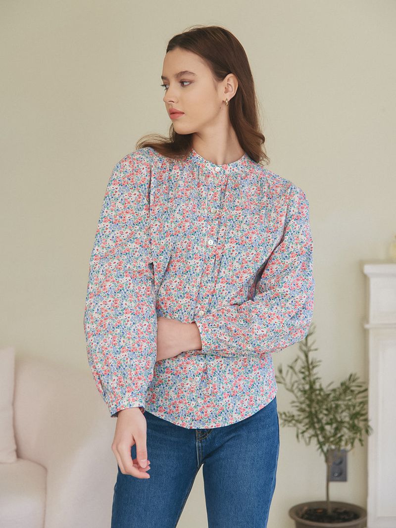 vem.ver（ベムバー）の「HENRY NECK SHIRRING BLOUSE_FLOWER（Tops）」