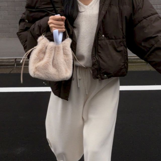 Sne Fur String bag