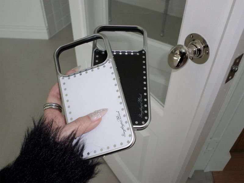 3verythingizblack（エブリティンイズブラック）の「round dot mirror bumper case [white]（Smartphone Accessories）」