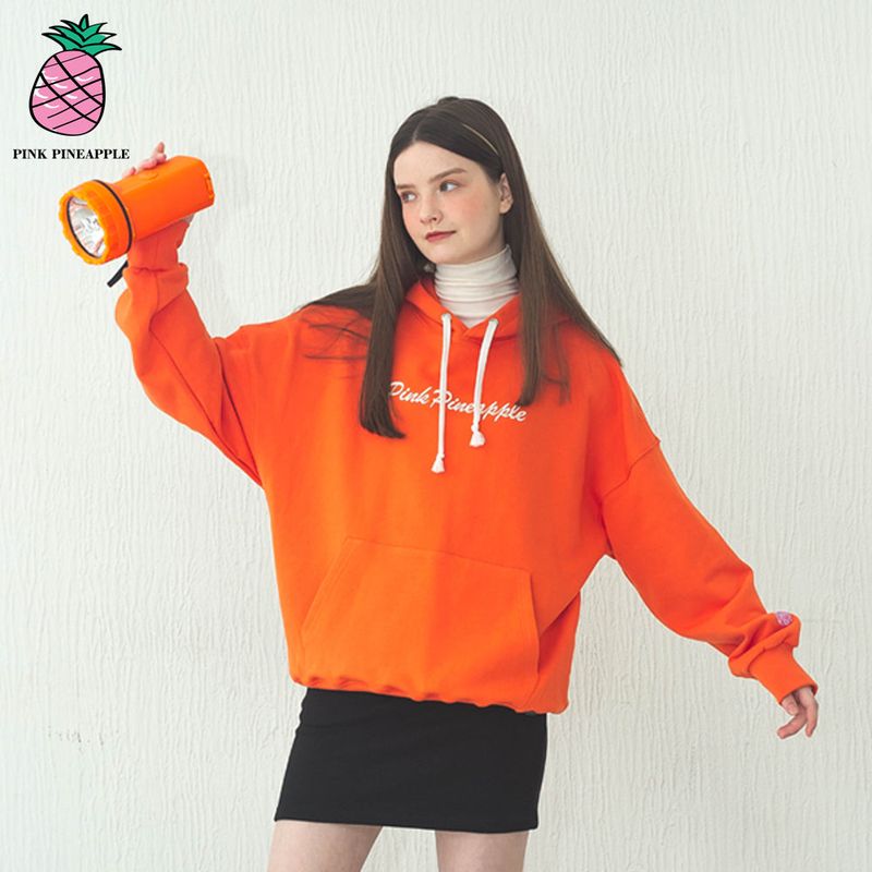 PINK PINEAPPLE（ピンクパイナップル）の「CURLY LETTERING HOODIE (3COLOR)（Tops）」