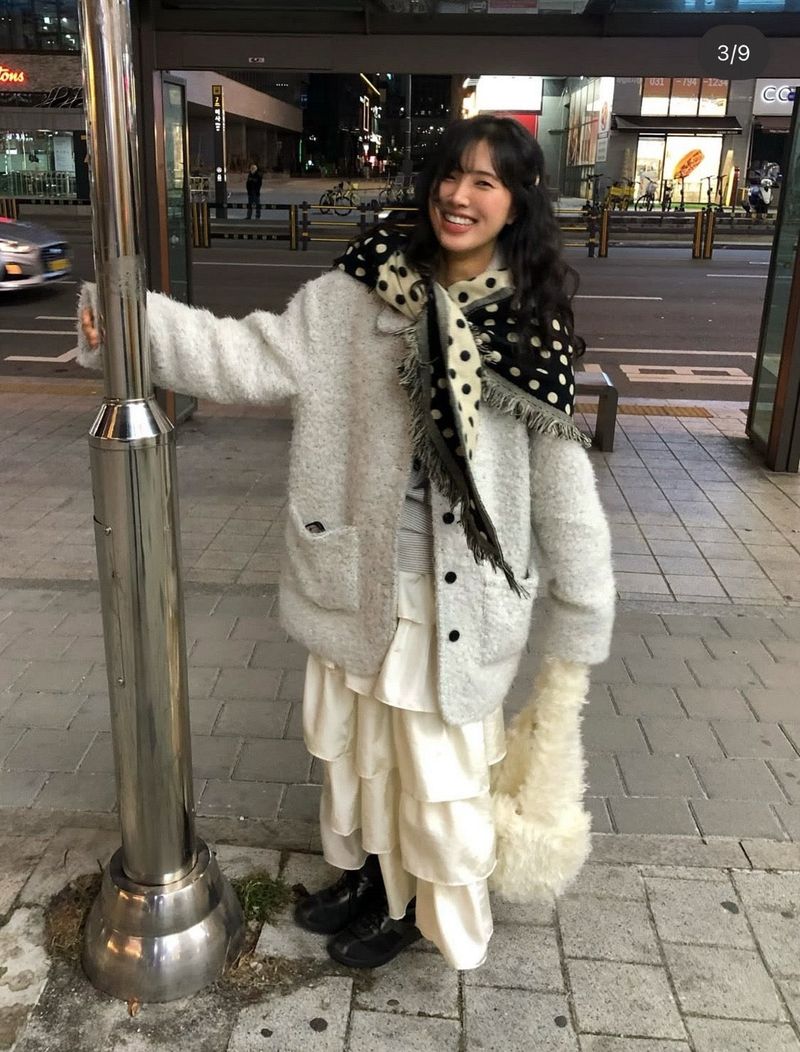 Dot triangle shawl muffler