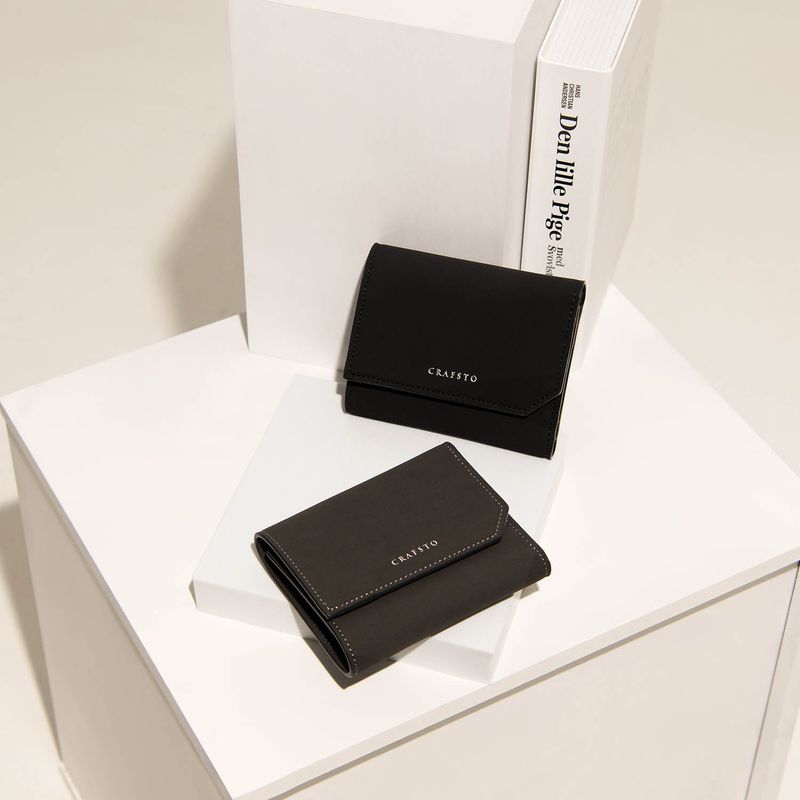 CRAFSTO（クラフスト）の「コーンレザーグラフィック三つ折り財布（スマホグッズ/小物）」