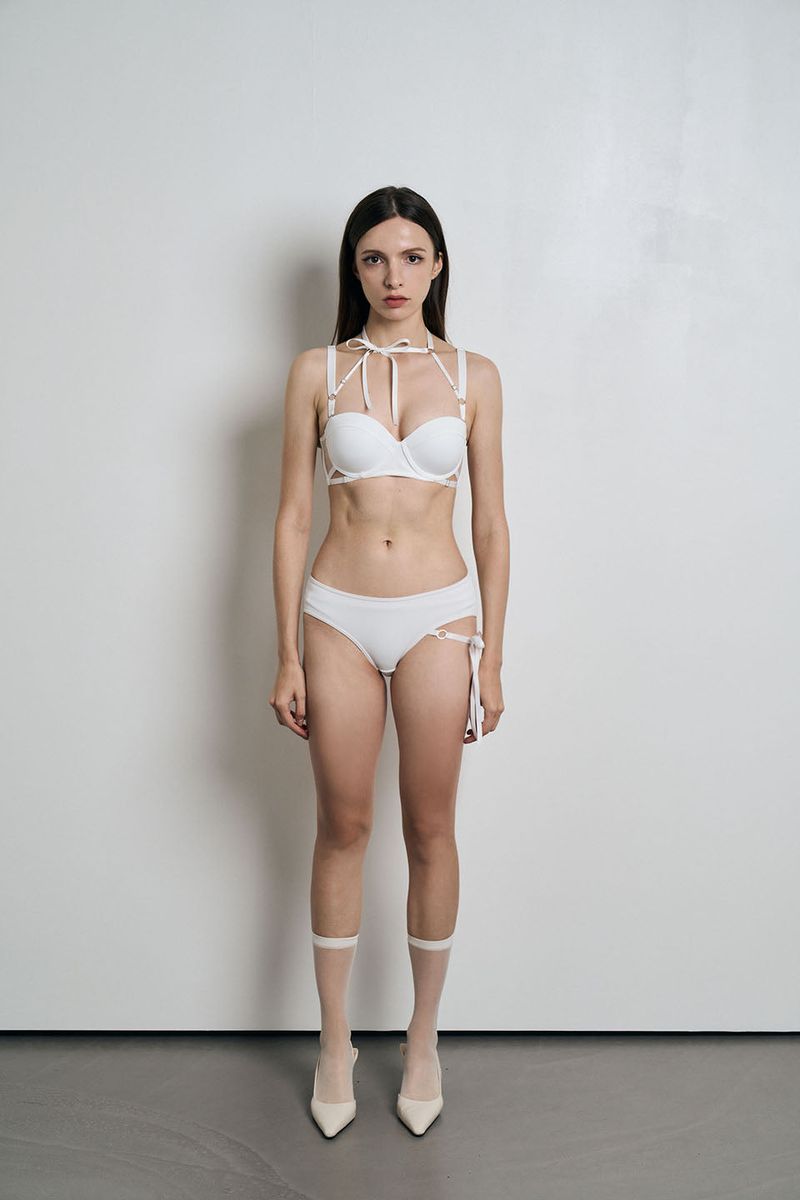 Chain Ribbon One Side High Bikini Panties (White)