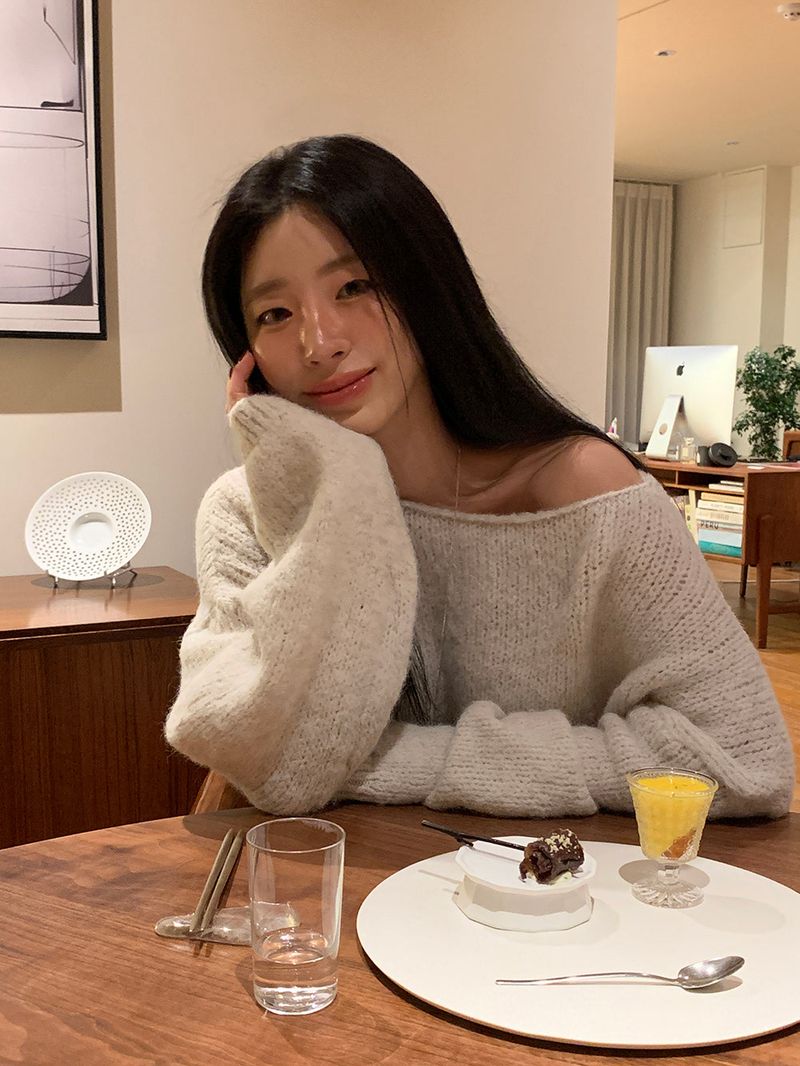 [MADE] ELLEN WOOL UNBALANCED OFF-SHOULDER KNIT