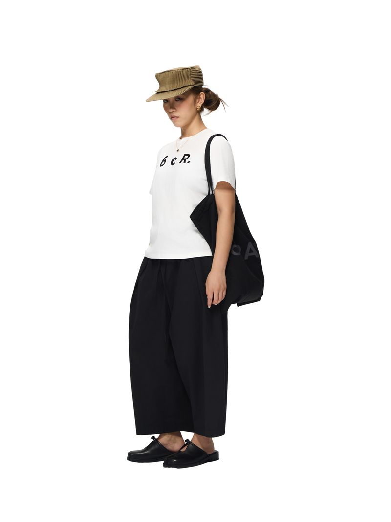 6CRAYON ホワイトボックスフィットTシャツ オフネック フロックプリント（black logo）