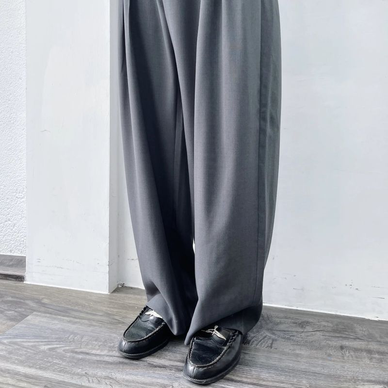 Curved Pleated Wide Trousers