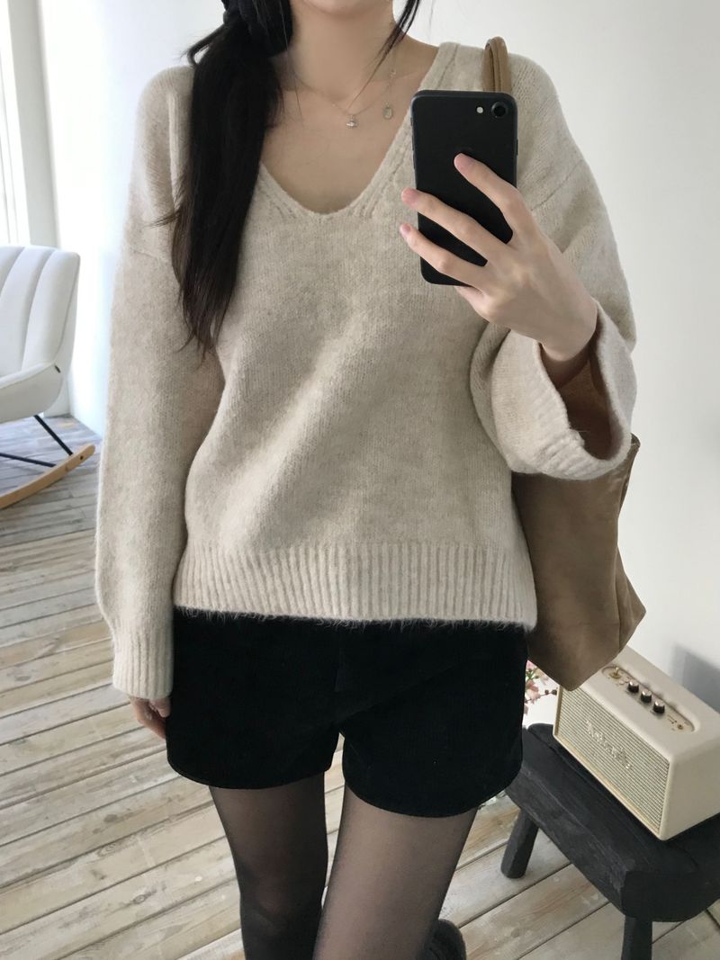 Kitten（キッテン）の「Melowo V-neck Knitwear (3 colors)（Tops）」