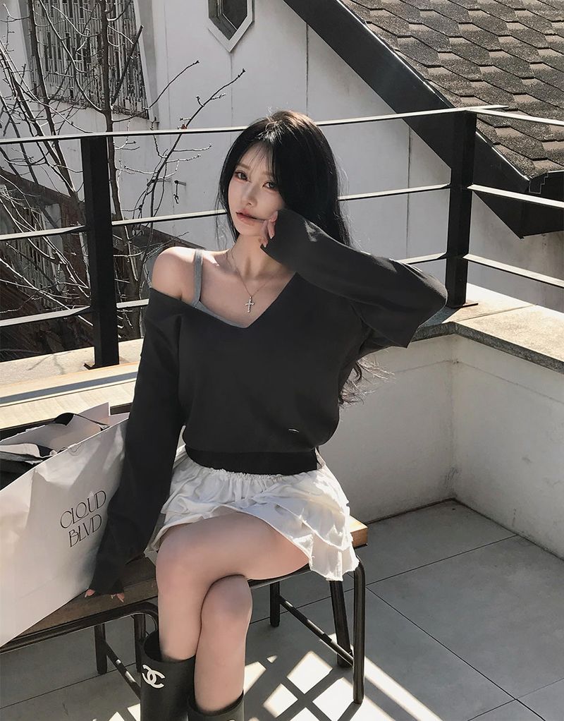 [MADE] comma, deep V-neck knit