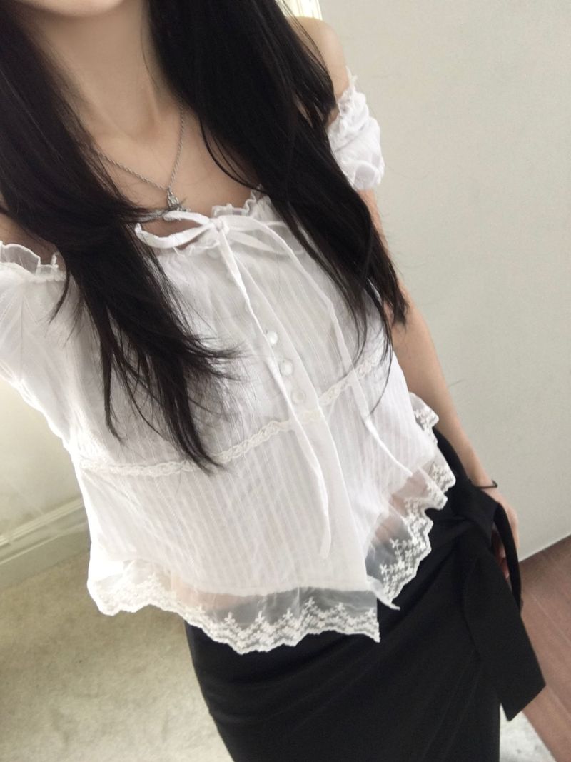 Kitten（キッテン）の「Hera frill blouse (2 colors)（Tops）」