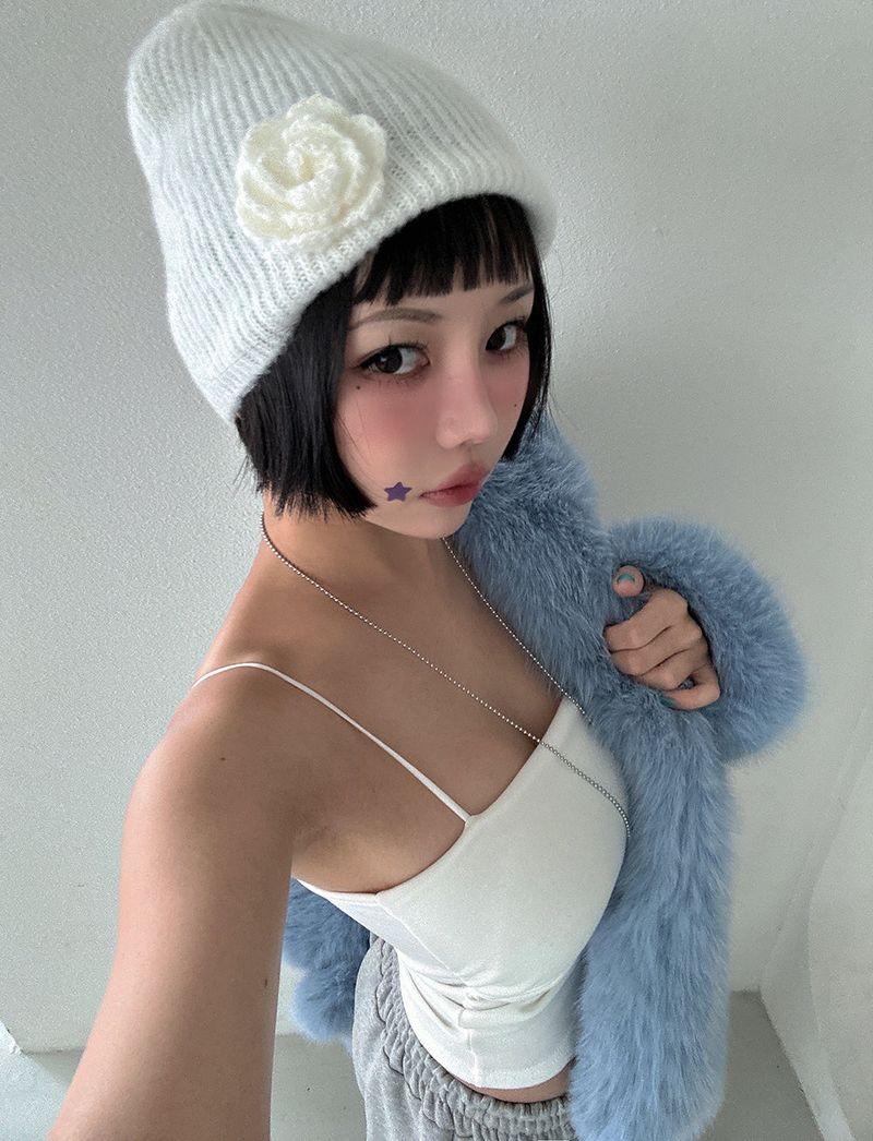 Flower corsage ribbed knit beanie