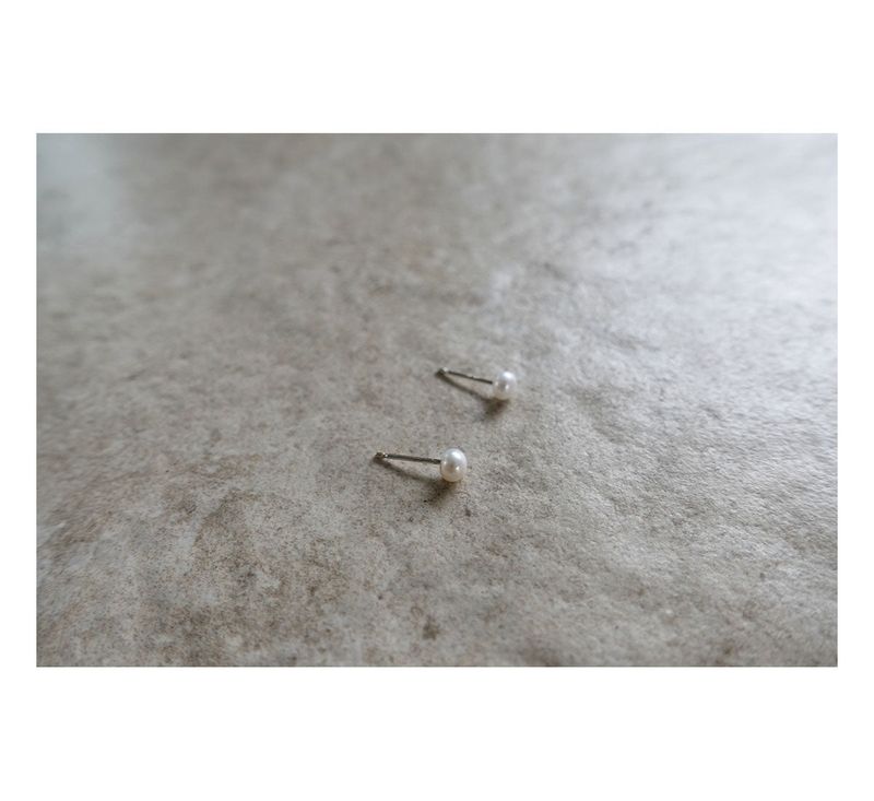 Tiny flat pearl earrings (silver925)