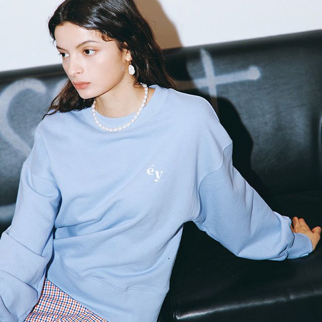 EYEYE（アイアイ）の「EYEYE SMALL LOGO SWEATSHIRT_SKY BLUE (EEOO1RLR03W)（Tops）」