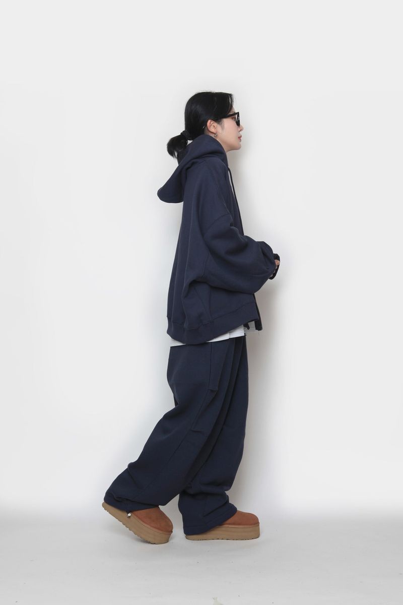 Napping hand warmer hooded zip-up