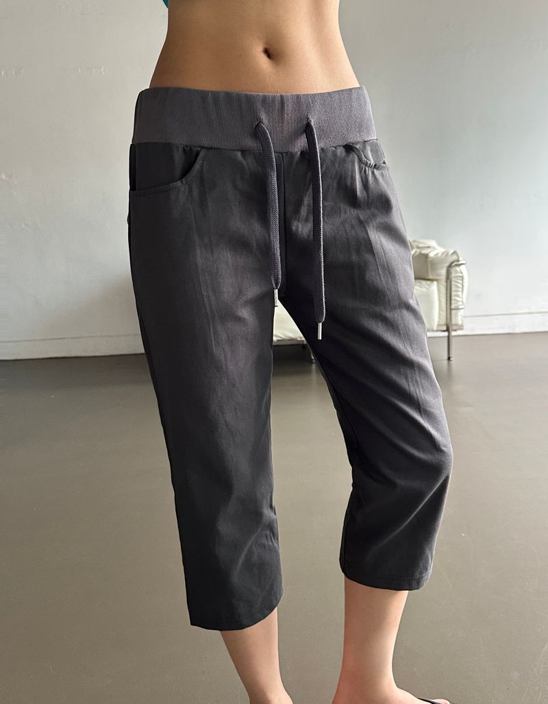 CCORTTI（コルッティ）の「クライム スリーク ヒップ ボタン カプリ パンツ 3カラー（パンツ）」
